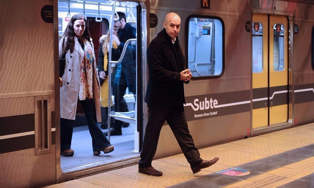 larreta_camina_por_subte.jpg